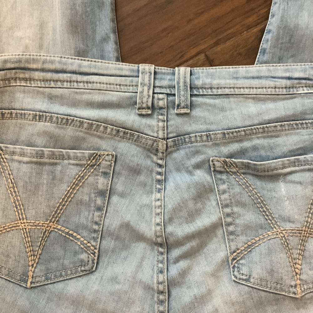 NWOT.  Light wash slouchy boyfriend cut distressed jeans with rolled cuffs. - Picture 4 of 15